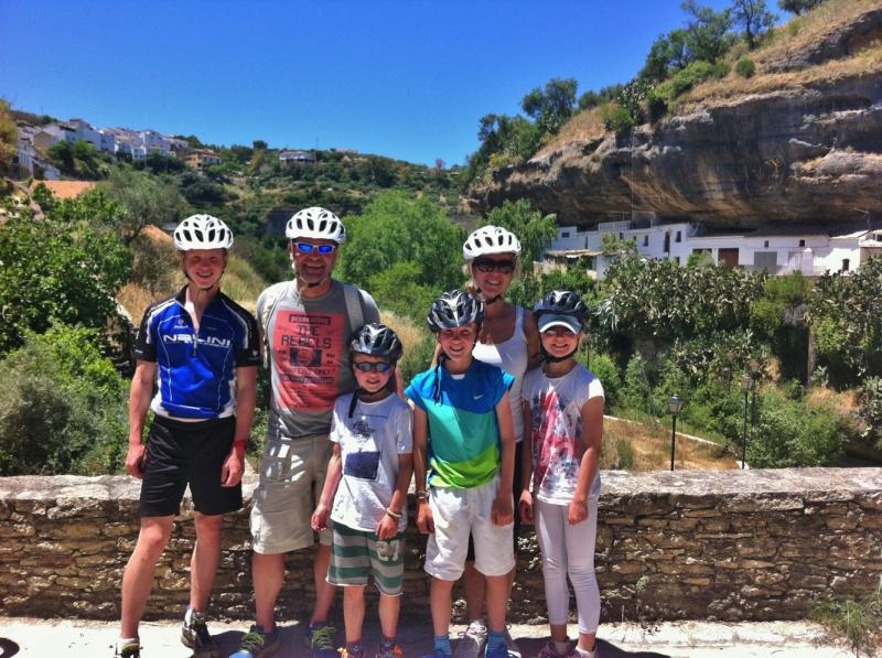Family cycling via verde de la sierra